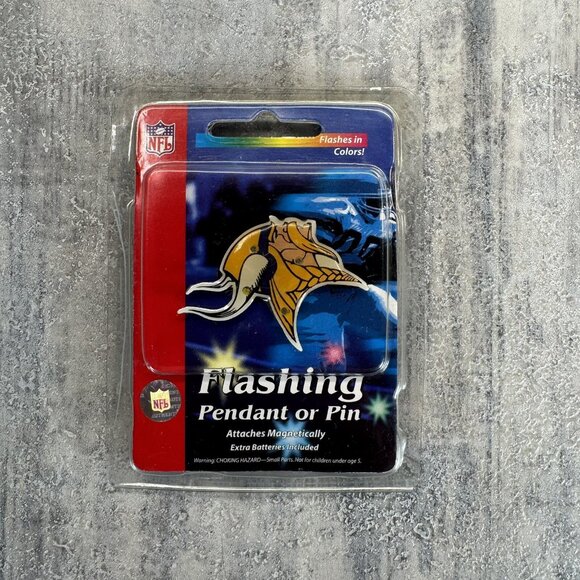 Minnesota Vikings Officially Licensed Flashing Lapel Button Magnet Pin Pendant - Picture 1 of 9